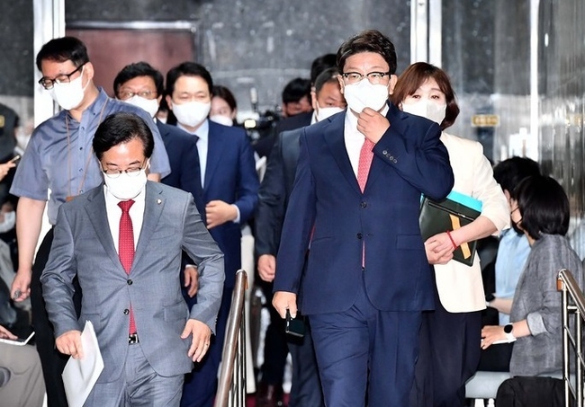 권성동(앞줄 오른쪽) 국민의힘 원내대표가 4일 서울 여의도 국회에서 열린 국민의힘 긴급의원총회에 참석하고 있다.(사진=뉴시스 제공)