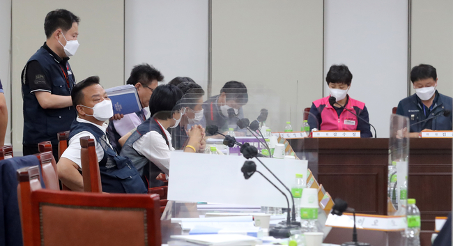 내년도 최저임금을 결정 법정시한(6월 29일)을 하루 앞둔 지난달 28일 밤 세종시 정부세종청사에서 열린 최저임금위원회 7차 전원회의에 위원들이 자리로 향하고 있다.