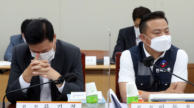 지난달 28일 오후 세종시 정부세종청사 최저임금위원회 회의실에서 열린 7차 전원회의에서 근로자위원인 이동호 한국노총 사무총장(오른쪽)이 사용자위원인 한국경영자총협회 류기정 전무가 나란히 앉아 있다.