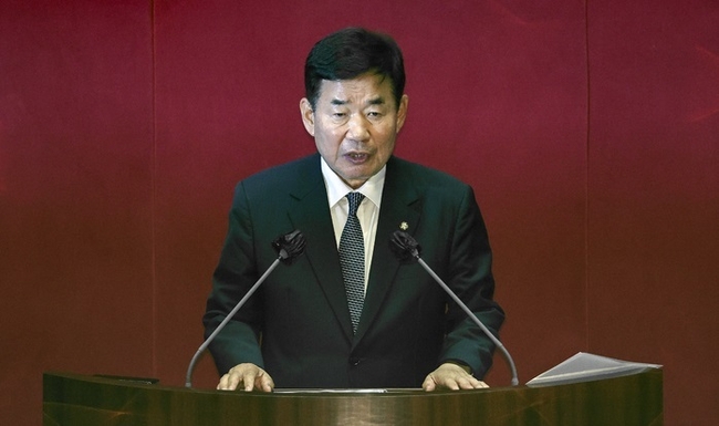 국회의장 후보자인 김진표 더불어민주당 의원이 4일 서울 여의도 국회에서 열린 제398회 국회(임시회) 제01차 본회의에 출석해 있다.(사진=뉴시스 제공)