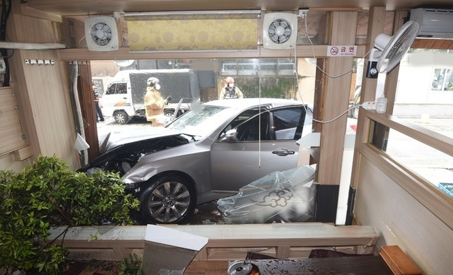  4일 오후 12시48분께 80대 남성 운전자가 몰던 차량이 서울 송파구 잠실동 한 식당으로 돌진했다. 2022.07.04. <서울 송파소방서 제공>
