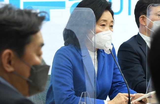  박영선 더불어민주당 디지털대전환위원장이 지난해 12월 31일 서울 여의도 중앙당사에서 열린 본부장단회의에서 발언하고 있다. (사진=뉴시스 제공)