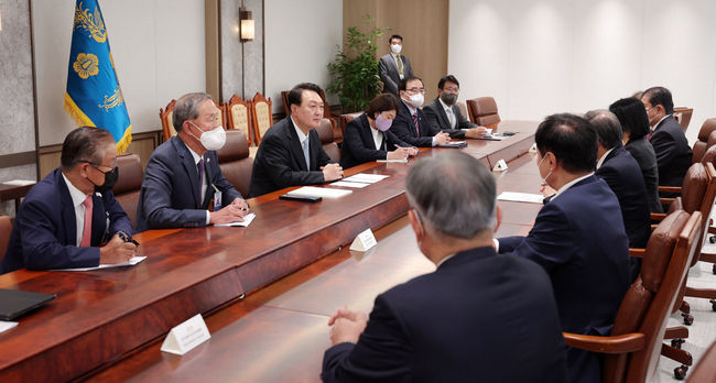 사진=뉴시스 제공(윤석열 대통령이 4일 대통령실 청사에서 일본 경제단체연합회 대표단을 접견하고 있다)