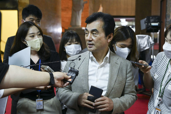사진=뉴시스 제공(안규백 민주당 전당대회준비위원장이 29일 국회 원내대표실에서 열린 전준위 회의에 참석하고 있다)