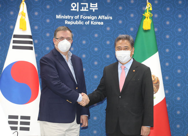 박진 외교부 장관과 마르셀로 에브라르드 멕시코 외교장관이 4일 서울 종로구 외교부에서 열린 한-멕시코 외교장관회담에 앞서 인사하고 있다.(사진=뉴시스 제공)