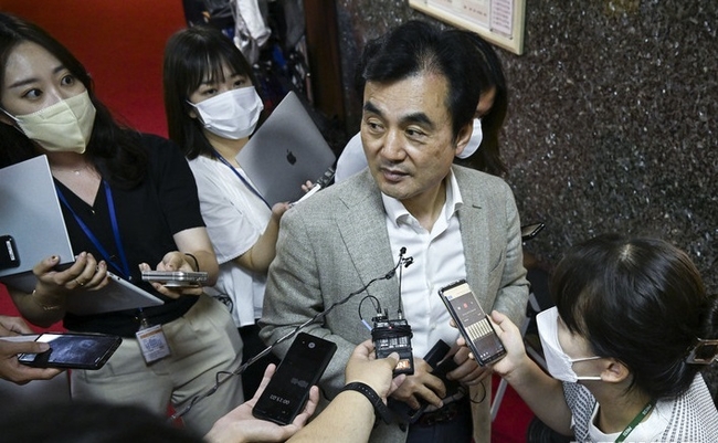  안규백 더불어민주당 전당대회준비위원장이 29일 국회 원내대표실에서 열린 비공개 전준위 회의에 참석하기 앞서 취재진의 질문에 답하고 있다. (사진=뉴시스 제공)