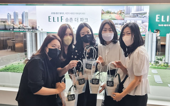 계룡건설의 화분 증정 행사의 모습.(사진=뉴시스 제공)