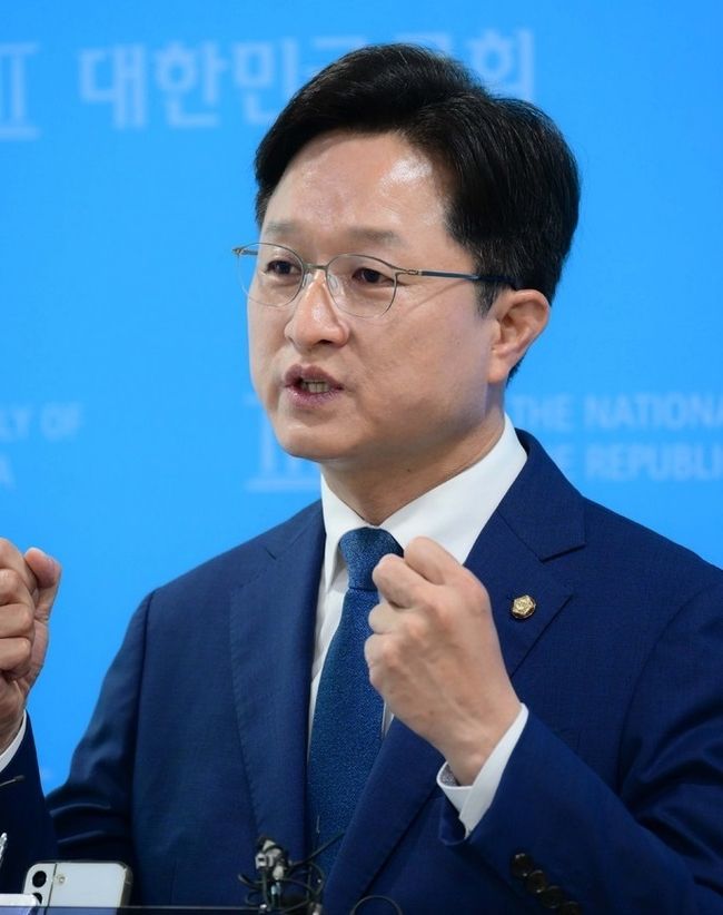  더불어민주당 강병원 의원이 지난 29일 오후 서울 여의도 국회 소통관에서 당대표 출마 기자회견을 마치고 기자들의 질문에 답변을 하고 있다. (사진=뉴시스 제공)