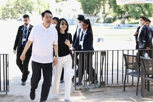 대통령실이 3일 윤석열 대통령과 부인 김건희 여사의 나토(NATO·북대서양조약기구) 정상회의 순방 사진을 추가 공개했다. 사진은 윤석열 대통령과 김건희 여사가 스페인 마드리드 현지 숙소 인근에서 산책하는 모습. (사진=대통령실 제공)