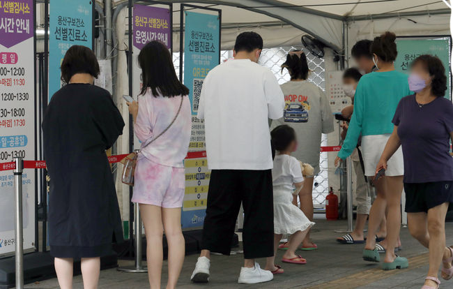 코로나19 신규 확진자가 1만9371명으로 4주 만에 최고치를 기록하는 등 증가세를 보이고 있는 6일 오전 서울 용산구 보건소 선별진료소에서 시민들이 검사를 받기 위해 대기하고 있다. (사진=뉴시스 제공)