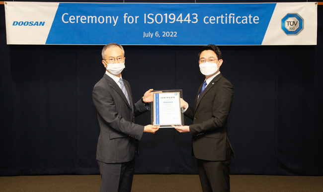 분당두산타워에서 열린 ISO 19443 인증서 수여식에서 두산에너빌리티 원자력BG 강홍규 상무(왼쪽)와 TUV SUD Korea 서정욱 대표이사가 기념촬영을 하고 있다. (사진=두산에너빌리티 제공) 