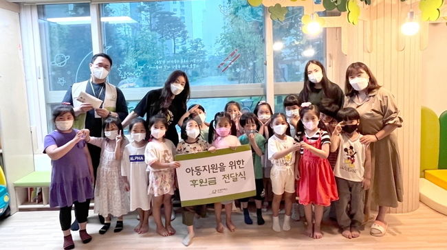‘사진제공=굿네이버스 경기북부지부' 굿네이버스 경기북부지부(지부장 이서환)는 공립고산마루어린이집(원장 김민정)으로부터 국내외 아동 지원을 위한 후원금을 전달받았다. 사진은 후원금 전달식 모습.