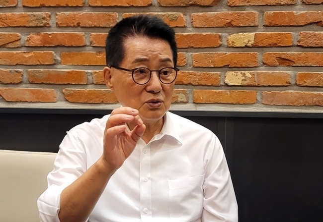 박지원 전 국정원장이 지난달 6일 퇴임 후 처음으로 광주를 방문, 언론과의 만남에서 민주당의 비대위의 총사퇴와 관련된 역할론에 답변을 하고 있다. (사진=뉴시스 제공)