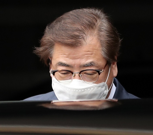 서훈 국가안보실장이 지난 3월 25일 오후 윤석열 대통령 당선인을 예방해 ICBM 발사 등 북한 동향을 보고한 후 서울 종로구 통의동 인수위원회 사무실을 떠나고 있다.(사진=뉴시스 제공)