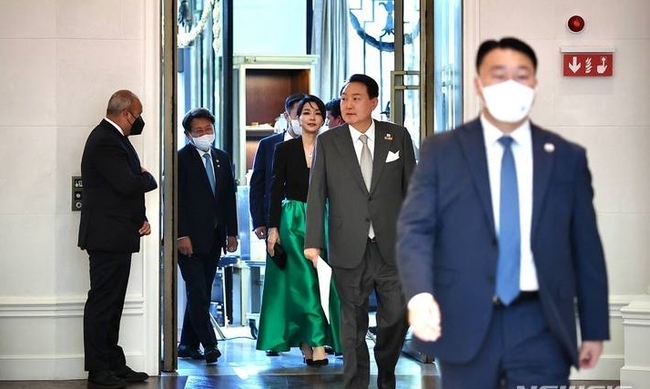 대통령실이 지난 3일 윤석열 대통령과 부인 김건희 여사의 나토(NATO·북대서양조약기구) 정상회의 순방 사진을 추가 공개했다. 사진은 윤석열 대통령과 김건희 여사가 지난달 30일(현지시간) 스페인 마드리드 한 호텔에서 열린 스페인 동포 초청 만찬 간담회에 참석하는 모습. (사진=대통령실 제공)
