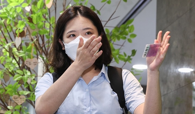 박지현 전 더불어민주당 비상대책위원장이 지난 1일 서울 여의도 국회 의원회관에서 열린 그린벨트 결과 공유 파티 '용감한 여정'에 참석하기 전 취재진의 질문에 답변하고 있다. (사진=뉴시스 제공)