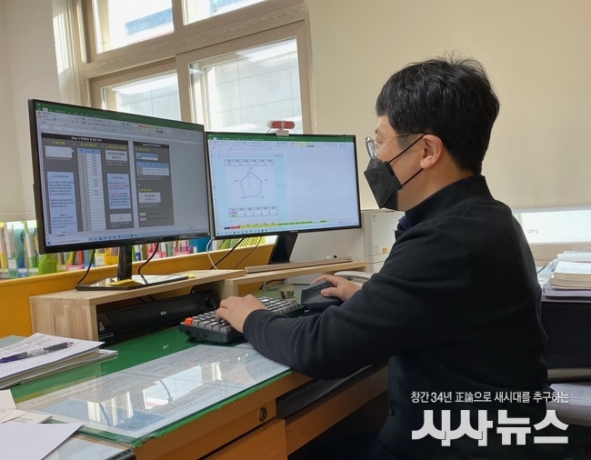 동덕초 담임교사가 개별학력 분석 프로그램에 진단검사 결과를 입력하는 모습