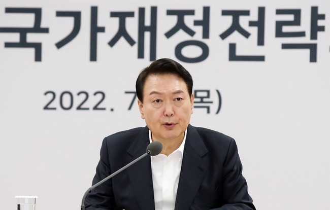 윤석열 대통령이 7일 충북 청주 서원구 충북대학교에서 열린 국가재정전략회의에서 발언하고 있다.(사진=뉴시스 제공)