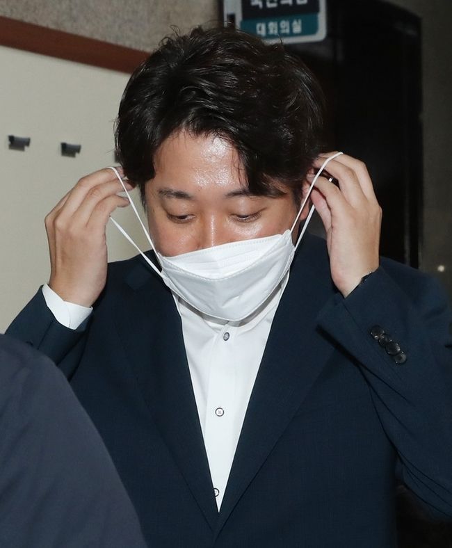 이준석 국민의힘 대표가 8일 오전 서울 여의도 국회 국민의힘 대회의실에서 열린 당 중앙윤리위원회에 출석해 소명을 마친 후 회의실을 나서고 있다. (사진=뉴시스 제공)