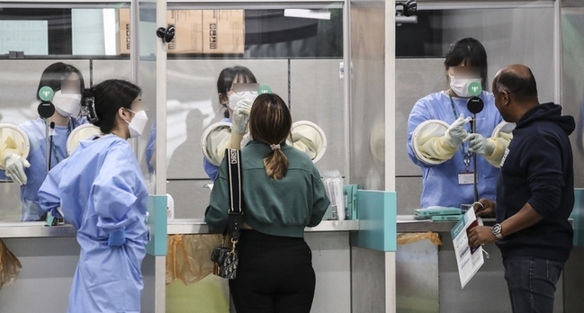 지난 7일 오전 인천공항 제1여객터미널 코로나19 검사센터에서 외국인들이 검사를 받고 있다. (사진=뉴시스 제공)