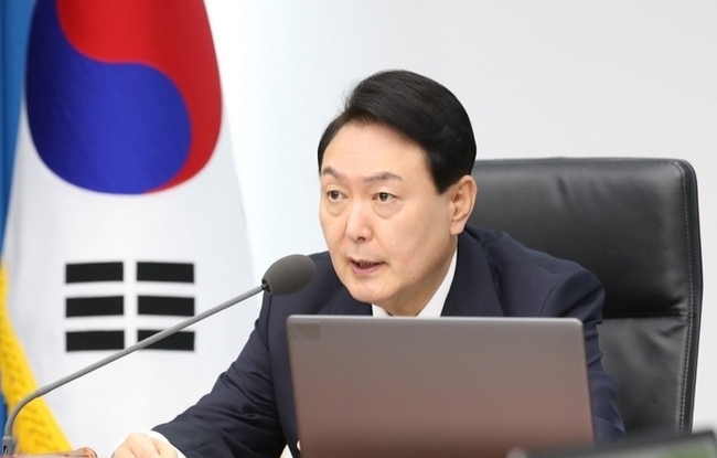 윤석열 대통령은 8일 아베 신조 전 일본 총리의 유족인 아키에 여사에게 조전을 보냈다고 대통령실이 밝혔다.