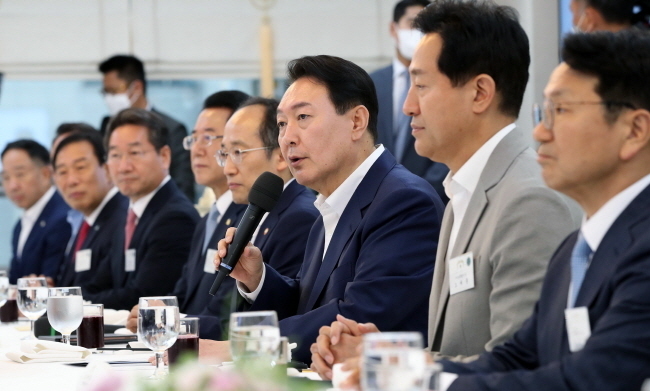 윤석열 대통령이 8일 서울 용산 대통령실 청사에서 열린 제1차 민선 8기 시·도지사 간담회에서 발언하고 있다. (사진=뉴시스 제공)