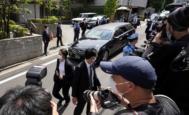 아베 신조 전 일본 총리의 시신을 실은 것으로 추정되는 차량이 9일 그의 도쿄 자택에 도착하고 있는 모습. 아베 전 총리는 전날 오전 나라시에서 가두 연설을 하던 도중 총격을 받고 병원에 옮겨졌으나, 사망했다.