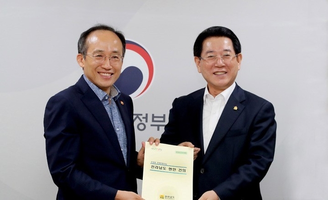 김영록 전라남도지사(오른쪽)가 9일 서울정부청사에서 열린 경제부총리-시·도지사 예산협의회에 참석, 추경호 경제 부총리를 만나 전남도 주요 핵심 현안사업을 설명하고 정부차원의 적극적인 예산협조를 요청하고 있다.