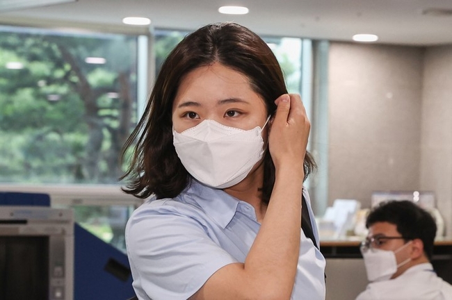 박지현 전 더불어민주당 비상대책위원장이 1일 서울 여의도 국회 의원회관에서 열린 그린벨트 결과 공유 파티 '용감한 여정'에 참석하고 있다. (공동취재사진)