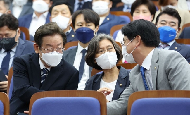 이재명 더불어민주당 의원과 당대표 출마를 선언한 박용진 의원이 30일 오후 서울 여의도 국회에서 열린 제96차 의원총회에서 대화하고 있다. (공동취재사진)