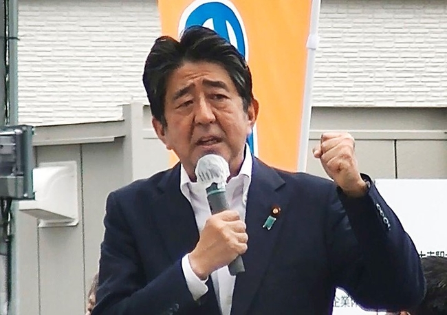  아베 신조 전 일본 총리가 8일 총격을 받기 직전 일본 서부 나라(奈良)에서 선거연설을 하고 있다. 아베 전 총리는 연설 도중 총격을 받아 병원으로 옮겨졌지만 숨을 쉬지 않고 심장이 멈췄다고 관계자들이 전했다.