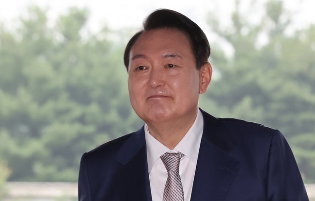 윤석열 대통령이 8일 서울 용산 대통령실 청사로 출근하고 있다. (사진=뉴시스 제공)