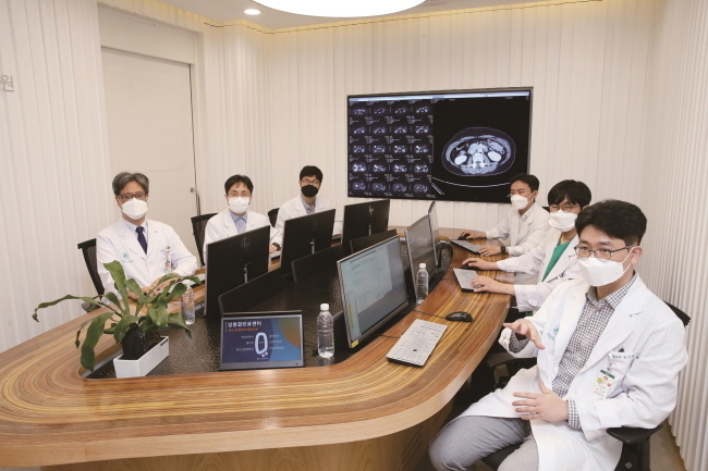 서울아산병원 췌장암팀 의료진이 표준화된 진료가이드라인에 맞춰 다학제 진료를 하고 있다(사진=서울아산병원 제공)