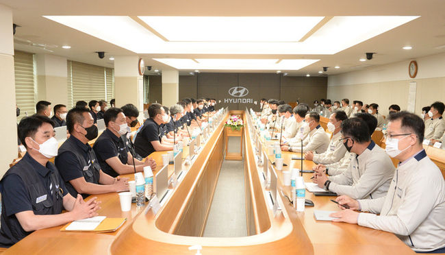 현대자동차 노사가 지난 5월 10일 울산공장 본관 동행룸에서 2022년도 임금협상 상견례를 진행하고 있다.(사진=뉴시스 제공)