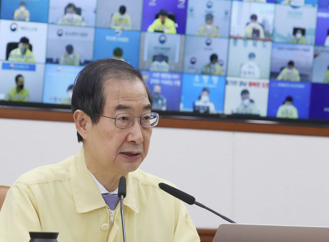 한덕수 국무총리가 지난 1일 정부서울청사에서 코로나19 중앙재난안전대책본부 회의를 주재하고 있다(사진=뉴시스 제공)