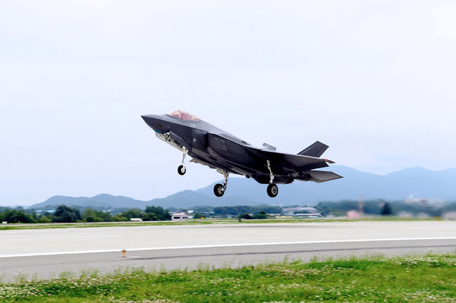 11일부터 14일까지 한미 공군의 F-35A 연합비행훈련이 실시되고 있다. 지난 12일 한국의 전투기 F-35A가 청주 공군기지 활주로에서 힘차게 이륙하고 있다. (사진=공군 제공) 