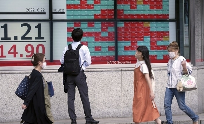 지난달 22일 일본 도쿄의 한 증권사 전광판을 시민이 서서 바라보고 있다(사진=뉴시스 제공)