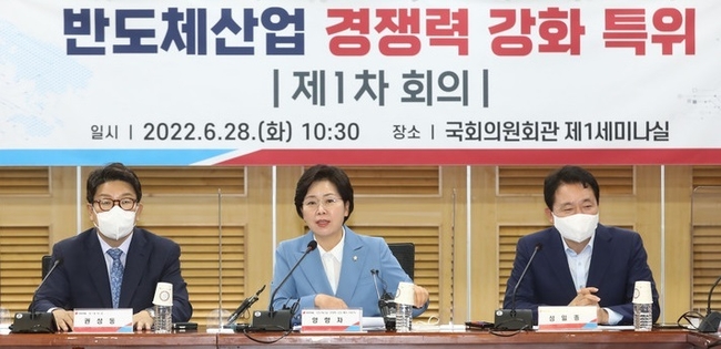 양향자 반도체산업 경쟁력 강화 특별위원회 위원장이 지난달 28일 오전 서울 여의도 국회 의원회관에서 열린 반도체산업 경쟁력 강화 특별위원회 제1차회의에서 인사말을 하고 있다. 왼쪽부터 권성동 국민의힘 원내대표, 양 위원장, 성일종 정책위의장. (사진=뉴시스 제공)