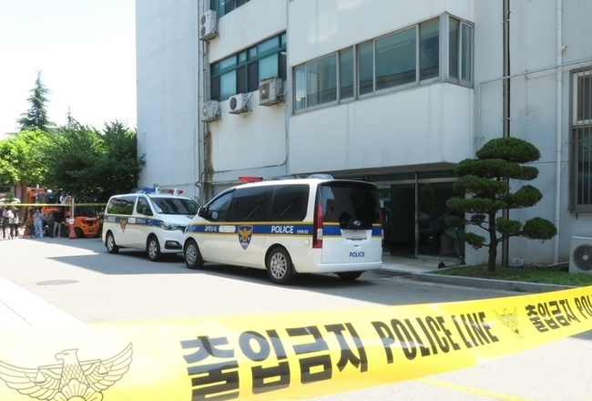 15일 오전 인천 미추홀구 인하대학교에서 나체 상태로 피를 흘리며 쓰러진 채 발견된 20대 여대생이 숨진 사건과 관련 경찰이 폴리스 라인을 설치했다. (사진=뉴시스 제공)