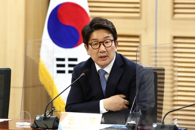 국민의힘 권성동 당대표 직무대행 겸 원내대표가 지난 14일 서울 여의도 국회 의원회관에서 열린 '통신요금 다양화와 소비자권익 증진' 긴급토론회에 참석해 인사말을 하고 있다. (공동취재사진)