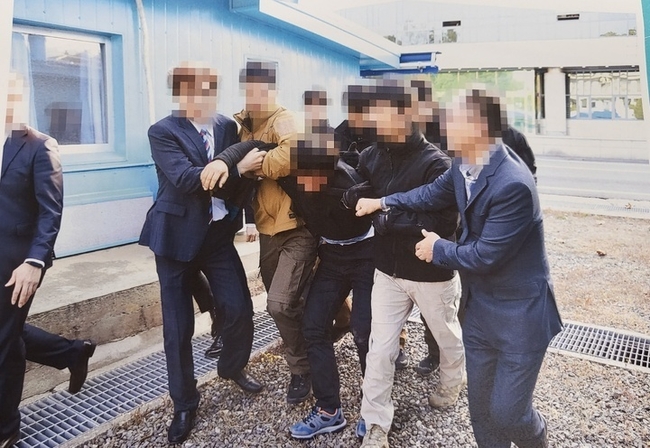 12일 통일부가 북한 어민 강제북송 관련 판문점 송환 사진 공개했다. (사진=통일부 제공)