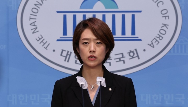 고민정 더불어민주당 의원이 12일 서울 여의도 국회 소통관에서 기자회견을 열고 당 최고위원 출마를 선언하고 있다. (공동취재사진)