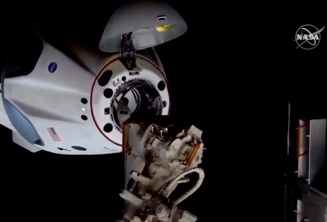 미 항공우주국(NASA)가 제공한 사진에 미국 민간 우주개발기업 '스페이스 엑스'가 개발한 첫 민간 유인 우주선 '크루 드래건'이 5월 31일(현지시간) 도킹을 위해 국제우주정거장(ISS)에 접근하고 있다. 