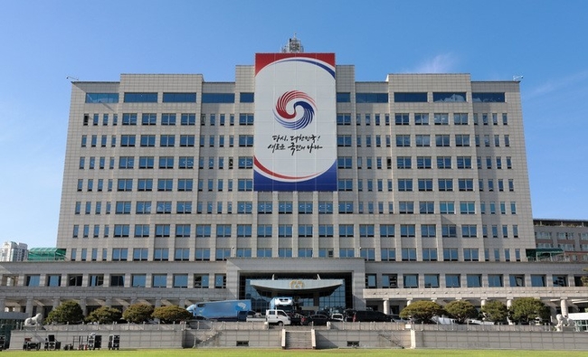 대통령 취임식을 하루 앞둔 9일 대통령 집무실로 사용될 서울 용산 국방부 청사의 모습. 윤석열 대통령 당선인은 10일 용산 국방부 청사로 이전된 집무실에서 업무를 개시할 예정이다. (공동취재사진)