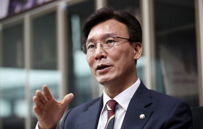 당 대표 출마를 선언한 김민석 더불어민주당 의원이 11일 오후 서울 여의도 국회의원회관에서 뉴시스와 인터뷰를 하고 있다. 