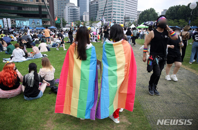  16일 서울광장에서 열린 퀴어문화축제에서 참가자들이 축제를 즐기고 있다.