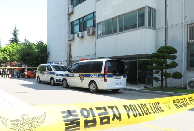  15일 오전 인천 미추홀구 인하대학교에서 나체 상태로 피를 흘리며 쓰러진 채 발견된 20대 여대생이 숨진 사건과 관련 경찰이 폴리스 라인을 설치했다.