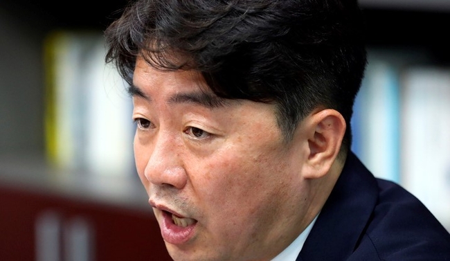 더불어민주당 당대표 후보인 강훈식 의원이 13일 오후 서울 여의도 국회 의원회관에서 뉴시스와 인터뷰를 하고 있다. 