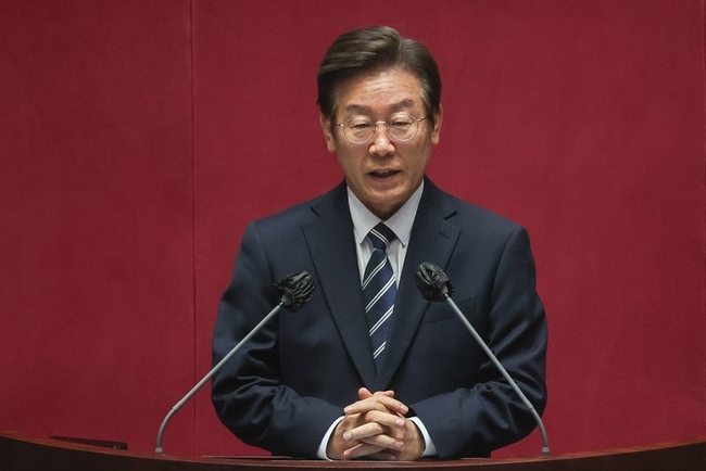6.1 재보궐선거에서 당선된 이재명 더불어민주당 의원이 4일 서울 여의도 국회에서 열린 제398회 국회(임시회) 제01차 본회의에서 인사말을 하고 있다. (공동취재사진)