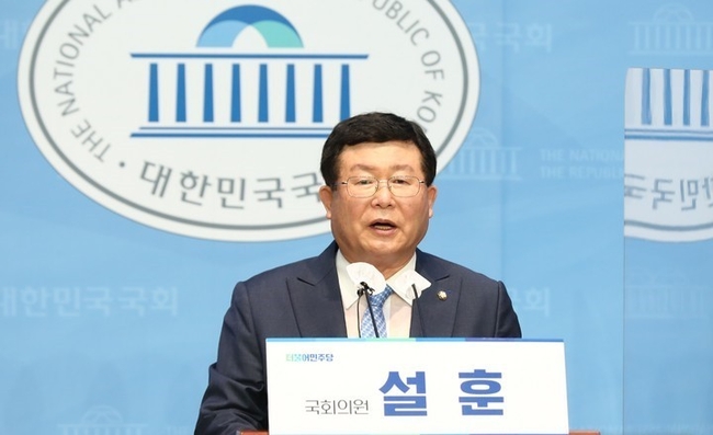 더불어민주당 설훈 의원이 17일 오후 서울 여의도 국회 소통관에서 당대표 출마 선언 기자회견을 하고 있다. (사진=공동취재사진)